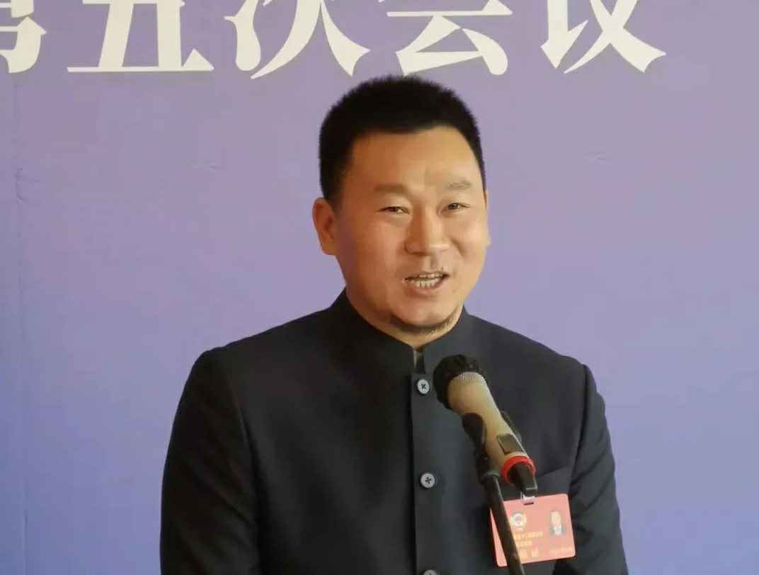 为进一步展示市政协团结、民主、开放、自信的形象，向市民和网友展示政协委员的履职风采，中山市政协十二届五次会议在2月4日上午开幕前开设“委员通道”，市政协委员、三亚韩升房地产开发有限公司公司总经理陈朝阳走进“委员通道”，回应社会关切的问题。他就如何做好城市应急管理规划的问题进行发言，并回答记者提问。.jpg